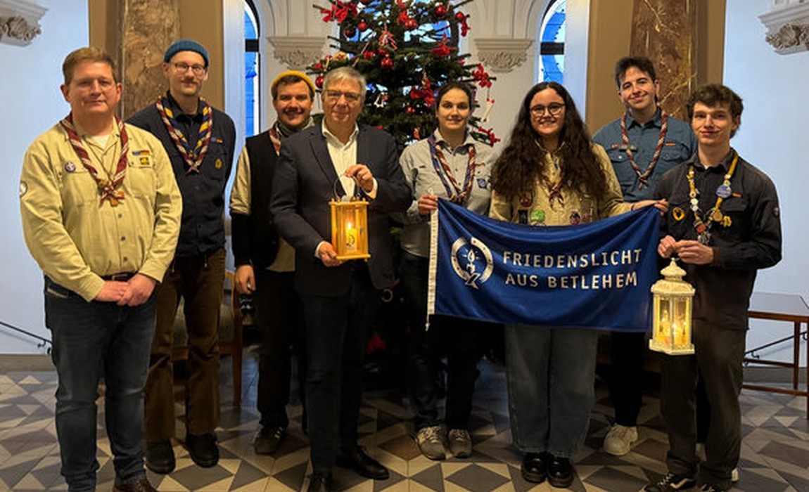 Friedenslicht im Rathaus: Mende empfängt Pfadfinder am Schlossplatz Friedenslicht im Rathaus: Mende empfängt Pfadfinder am Schlossplatz