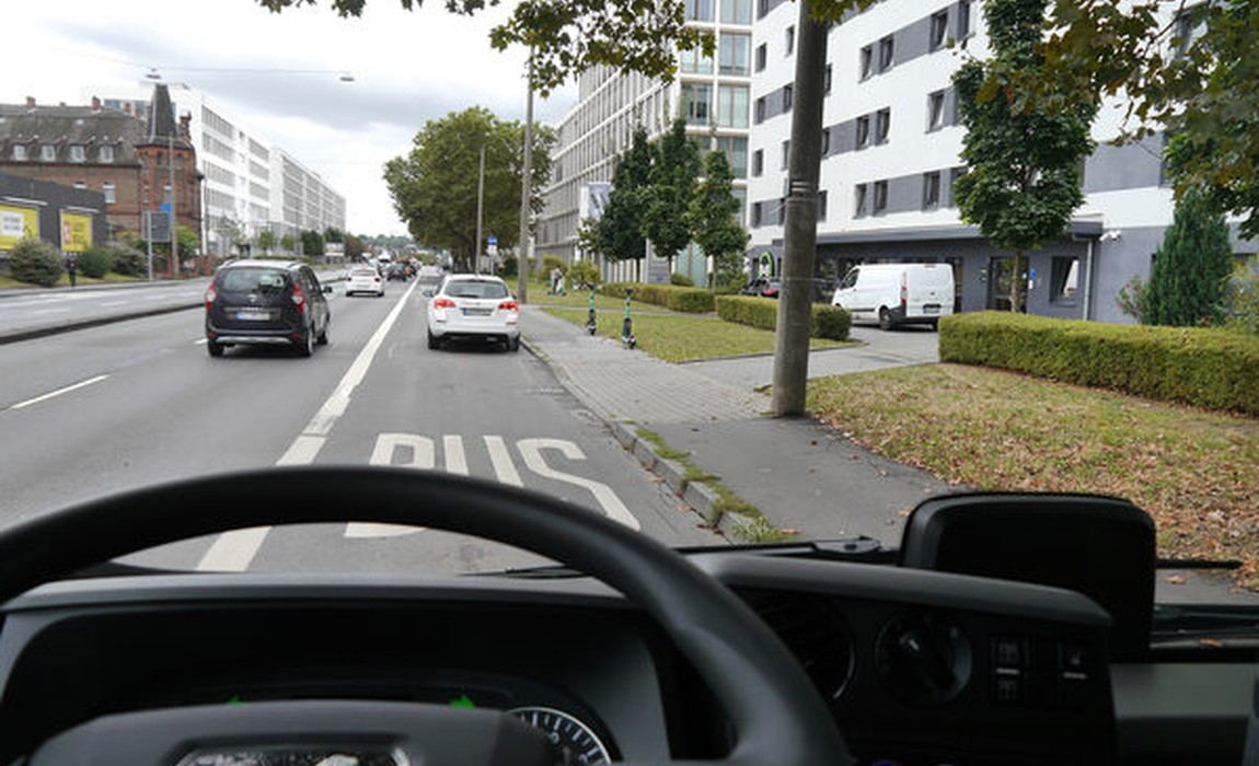 Frontkameras in ESWE-Bussen dokumentieren Falschparker und entlasten Fahrplan Frontkameras in ESWE-Bussen dokumentieren Falschparker und entlasten Fahrplan