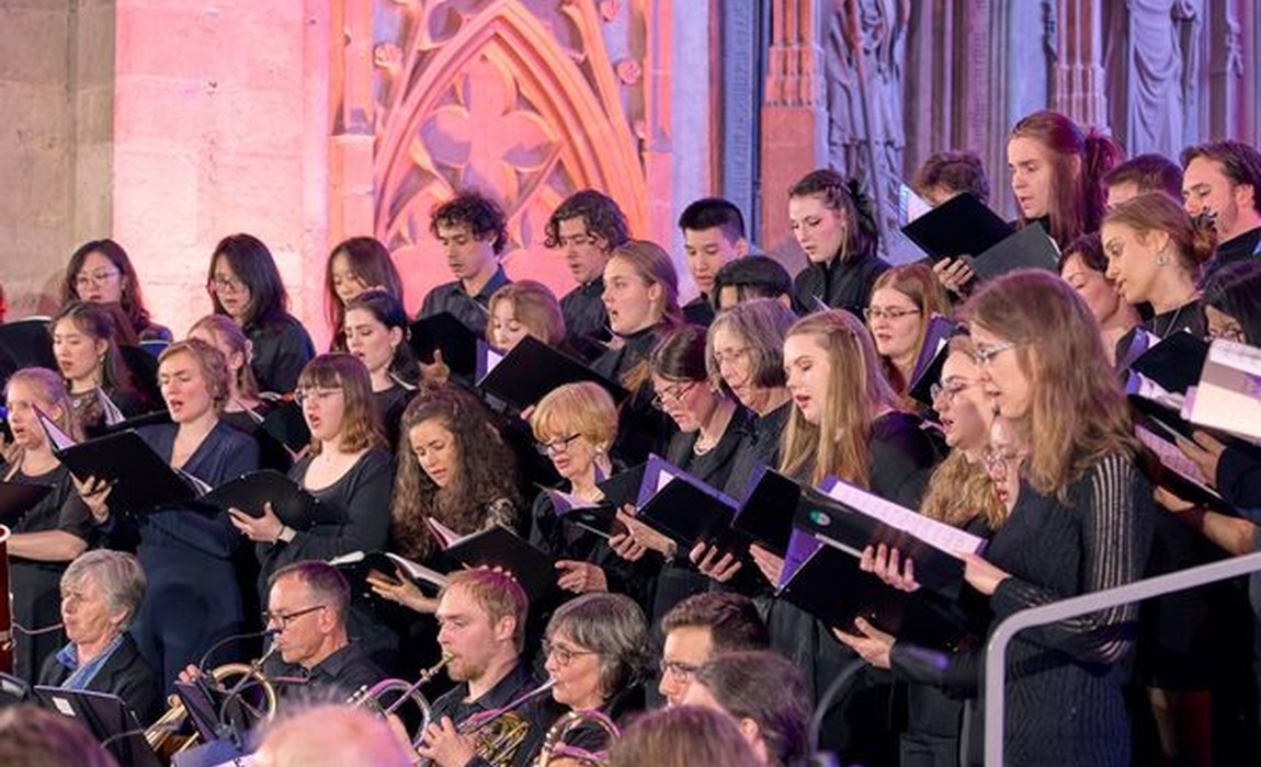 Licht in der Nacht: Chor der Wiesbadener Musikakademie präsentiert Adventsprogramm im Kulturforum Licht in der Nacht: Chor der Wiesbadener Musikakademie präsentiert Adventsprogramm im Kulturforum