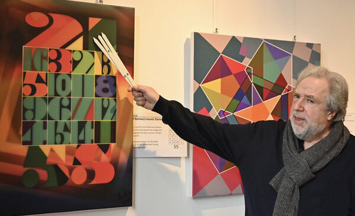 Mathematische Formen und Farbkompositionen im Wiesbadener Rathausfoyer