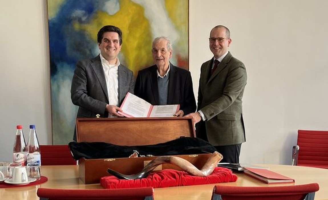 Mehr als dreißig Kisten: Beilharz übergibt seinen Theatervorlass an das Stadtarchiv Wiesbaden