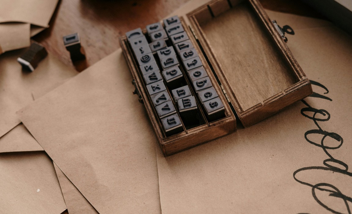 Mit Stempeln und Buntstiften: Buchstaben-Workshop für Kinder beim Wallufer Weihnachtsmarkt Mit Stempeln und Buntstiften: Buchstaben-Workshop für Kinder beim Wallufer Weihnachtsmarkt