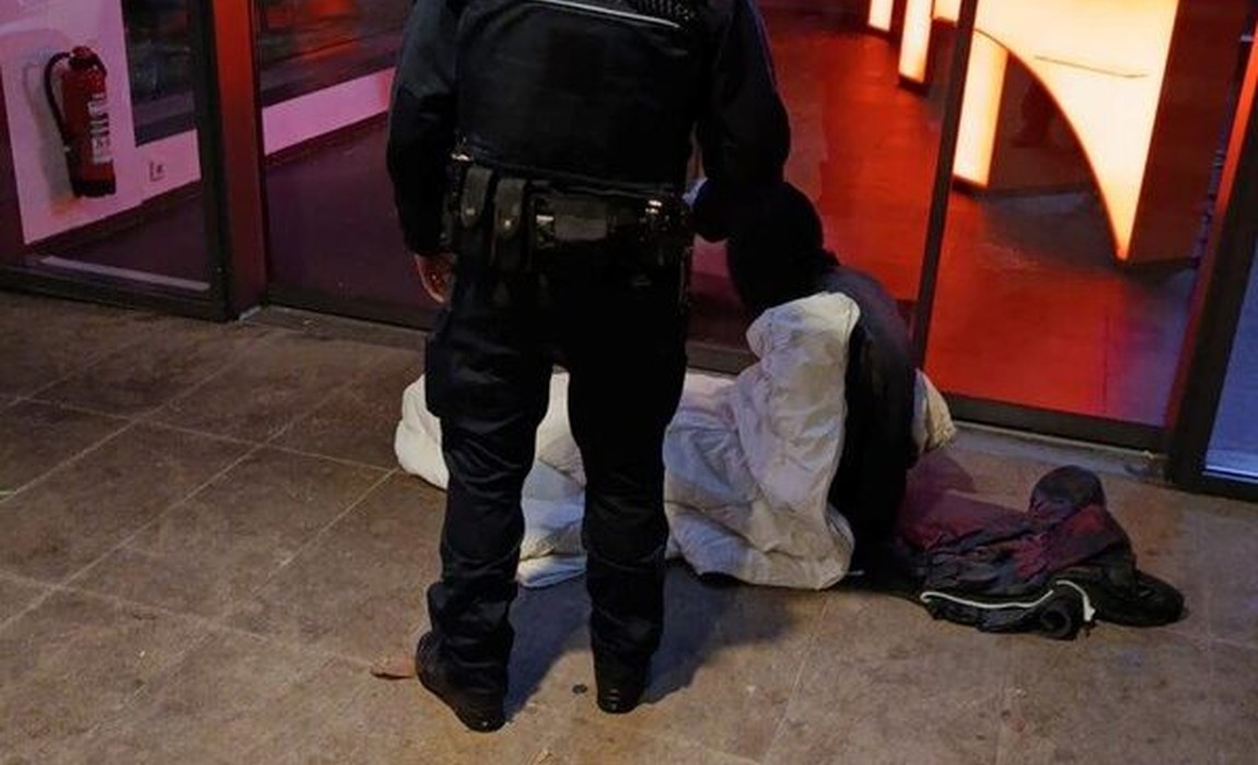 Nächtliche Teeausgabe: Stadtpolizei in Wiesbaden spricht Menschen ohne festen Wohnsitz an