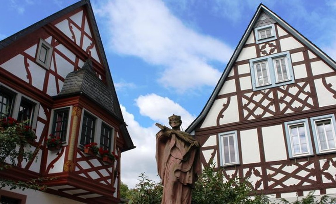 Nepomukstatue in Erbach nach Vandalismus fachgerecht wiederhergestellt Nepomukstatue in Erbach nach Vandalismus fachgerecht wiederhergestellt