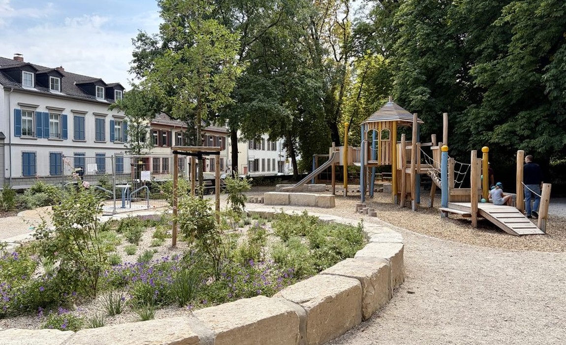 Neuer Spielplatz am Schlosspark Biebrich bietet Wasserspiele, Kletterburg und inklusives Karussell