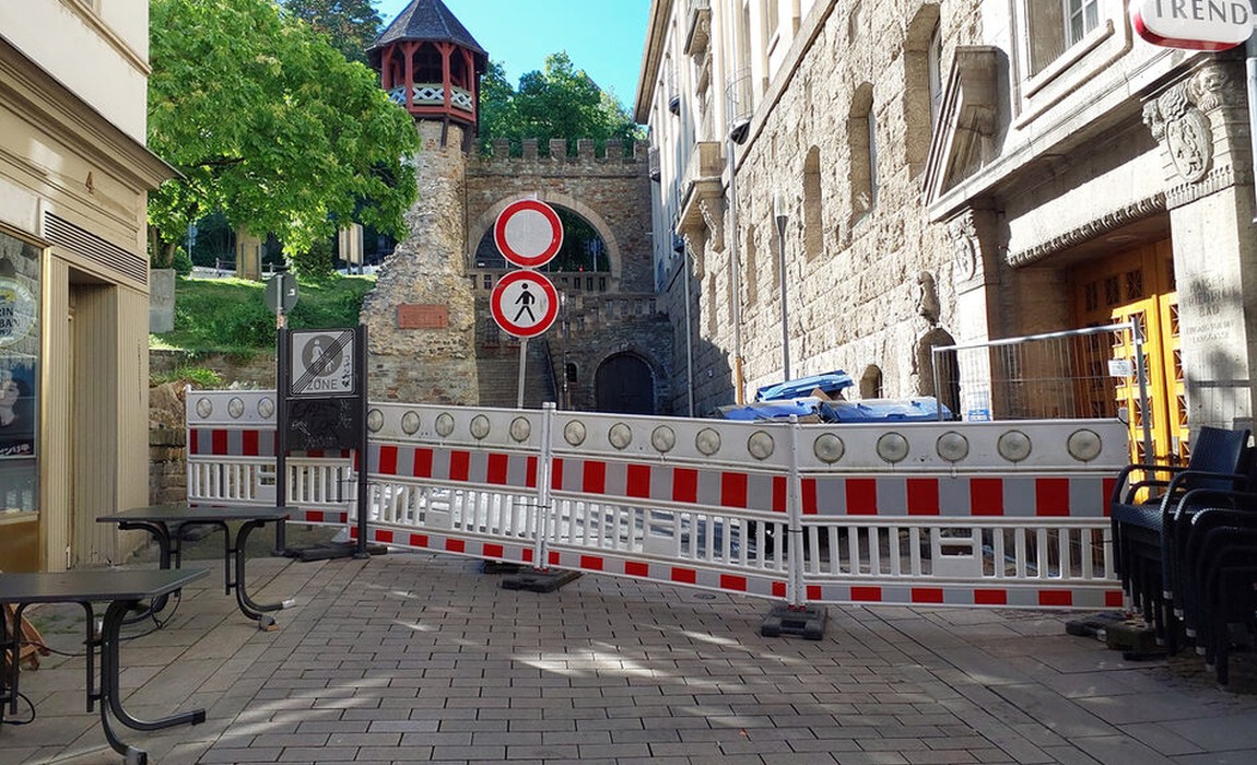 Teil einer Fensterbank löst sich: Sperrung am Römertor und Zufahrt über Coulinstraße bleibt bestehen