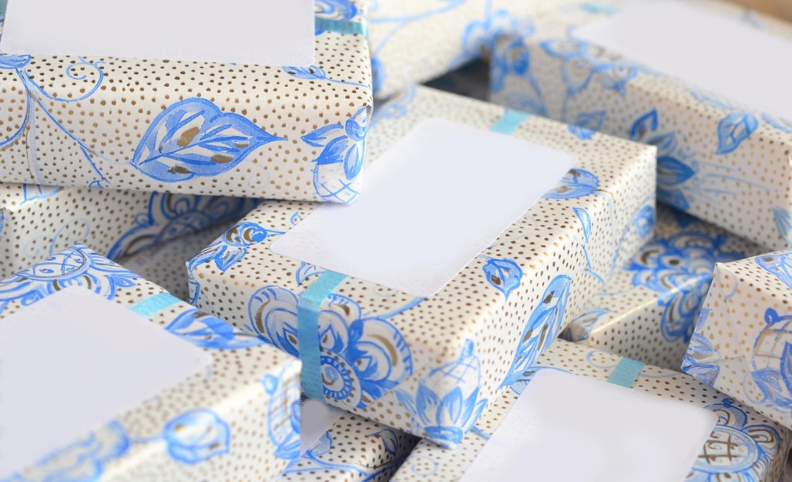 Walluf stellt Wunschbaum auf: Mitbürger können anonym Geschenke für Kinder übernehmen Walluf stellt Wunschbaum auf: Mitbürger können anonym Geschenke für Kinder übernehmen