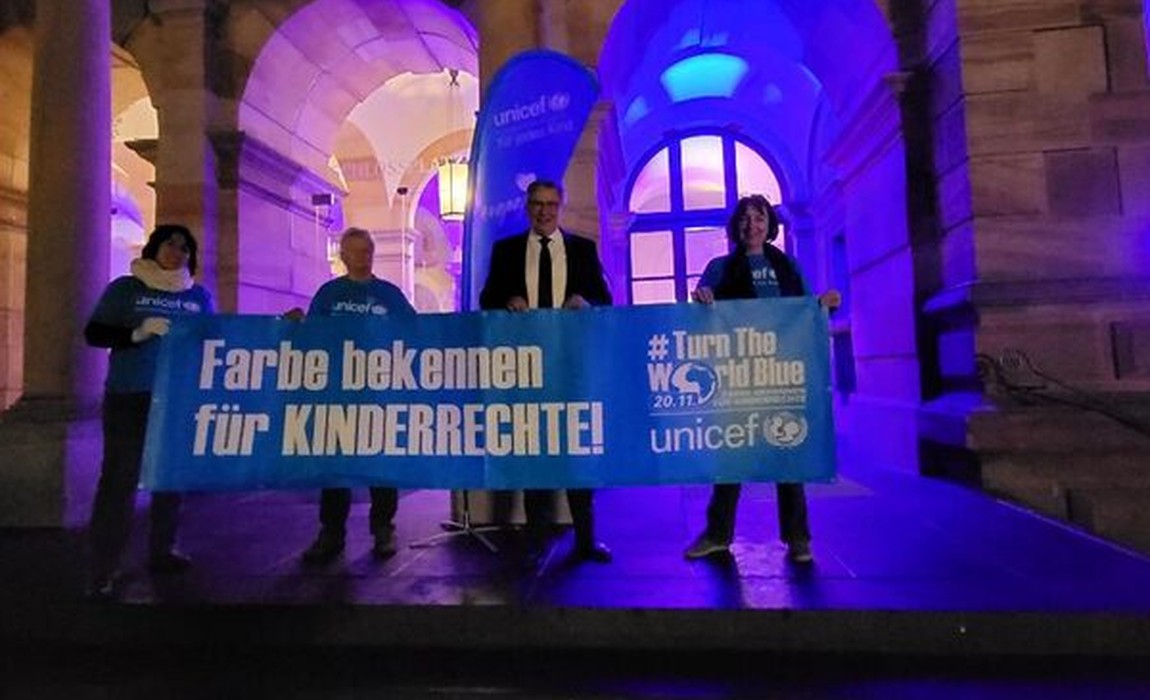 Wiesbaden markiert Internationalen Tag der Kinderrechte mit blauer Rathausbeleuchtung Wiesbaden markiert Internationalen Tag der Kinderrechte mit blauer Rathausbeleuchtung